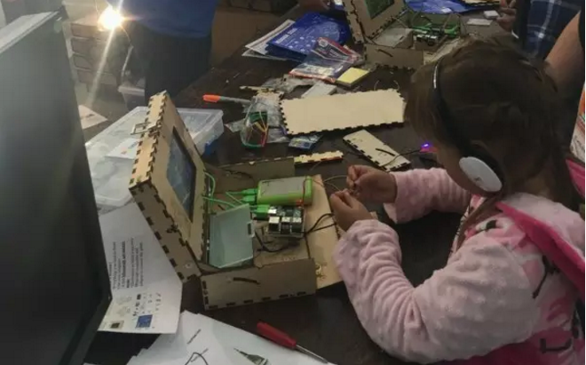3岁的小孩用自己动手制作的电脑玩Minecraft