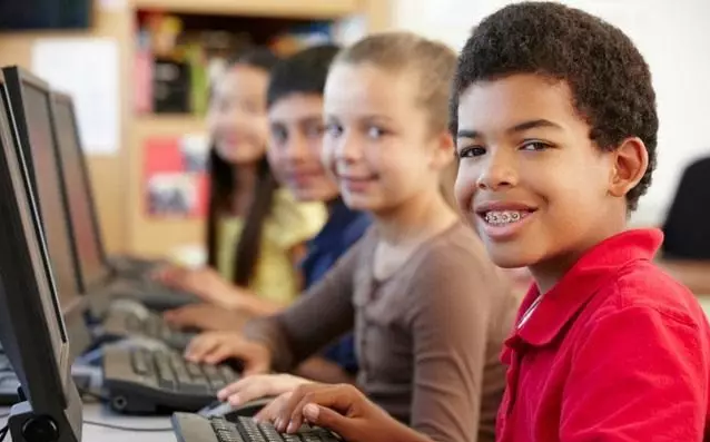当英国孩子在学计算机编程时，我们的孩子在学什么？